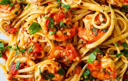 Sautéing garlic and red chilli in olive oil for a spicy prawn linguine sauce.